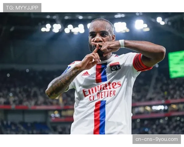 时隔19年，里昂再次在法甲做客巴黎比赛中上半时打进两球